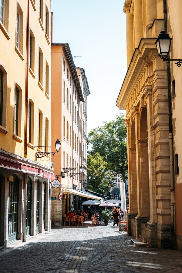 Ruelle lyonnaise aux façades colorées près du café